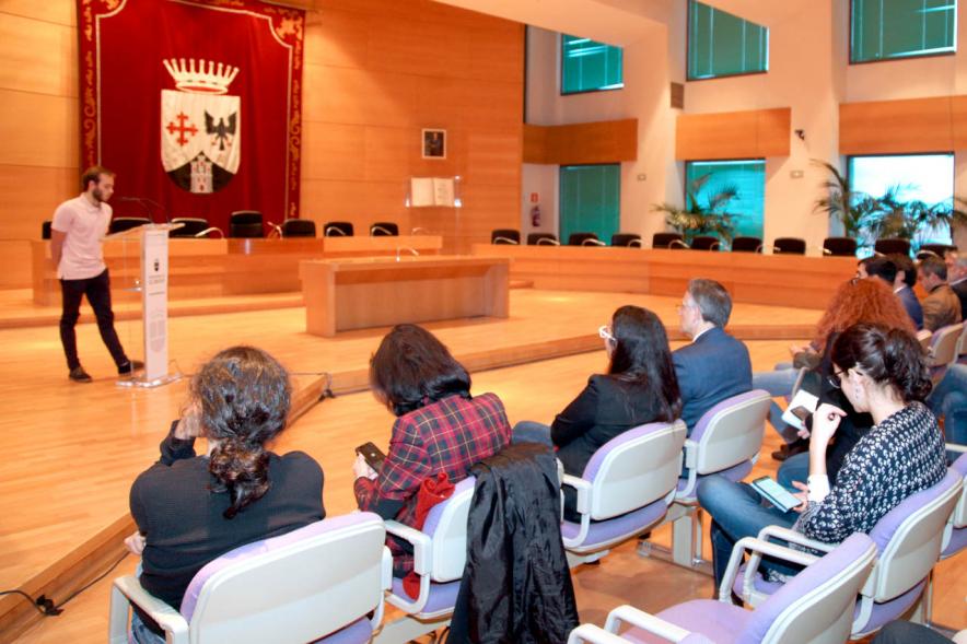 Recepción del Equipo de Natación - Imagen lateral de la primera fila de las personalidades y al fondo Ignacio Lázaro en el atril.