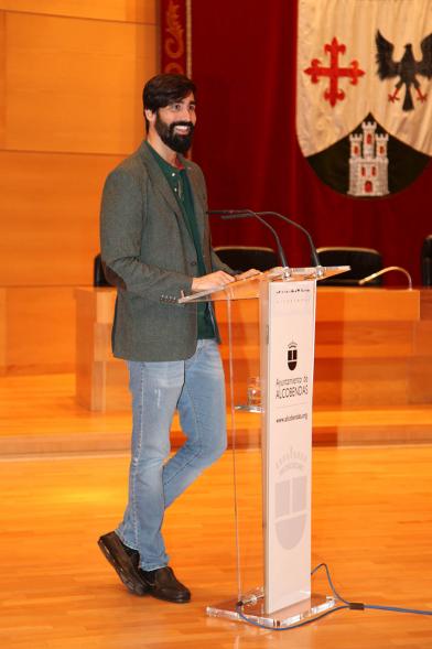 Recepción del Equipo de Natación - Primer plano  del discurso del entrenador del Club Natación Alcobendas.