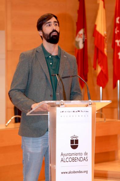 Recepción del Equipo de Natación - Primer plano  del discurso del entrenador del Club Natación Alcobendas.