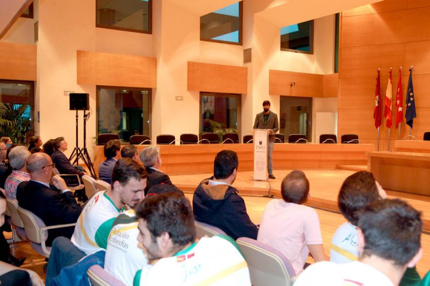 Recepción del Equipo de Natación - Plano posterior del equipo de natación, al fondo en el atril el entrenador.