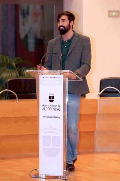 Recepción del Equipo de Natación -  Primer plano  del discurso Daniel San Román, el  entrenador del Club Natación Alcobendas.
