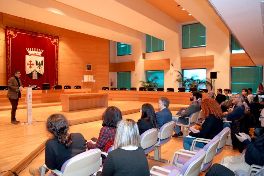 Recepción del Equipo de Natación - Plano abierto de las personalidades federativas,  deportistas y del atril del salón de plenos con el alcalde.