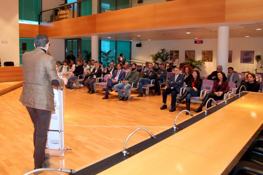 Recepción del Equipo de Natación - Plano posterior del alcalde Sánchez Acera y las primeras filas de autoridades. 