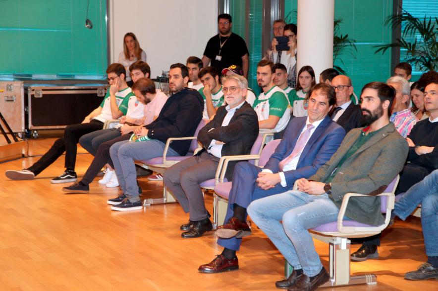 Recepción del Equipo de Natación - Imagen de la primera fila del equipo  del salón de plenos.