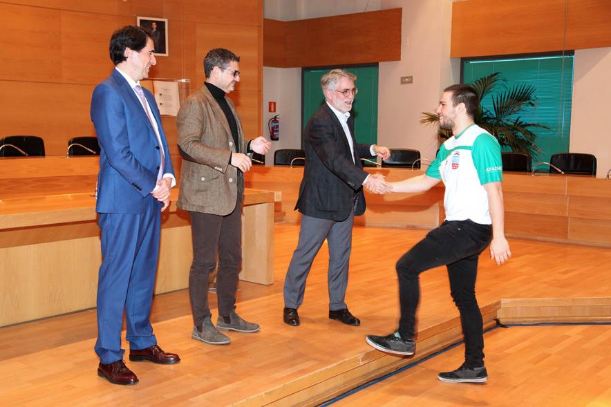 Recepción del Equipo de Natación - Imagen del saludo del alcalde Sánchez Acera junto con  las personalidades de la Federación de Natación,  a un nadador.