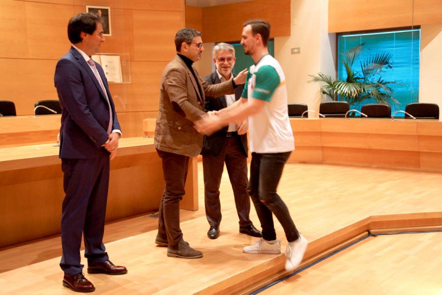 Recepción del Equipo de Natación -Imagen del saludo del alcalde Sánchez Acera junto con  las personalidades de la Federación de Natación,  a un nadador.