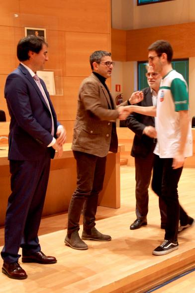 Recepción del Equipo de Natación - Imagen del saludo del alcalde Sánchez Acera junto con  las personalidades de la Federación de Natación,  a un nadador.