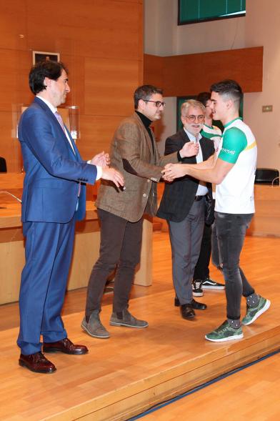Recepción del Equipo de Natación - Imagen del saludo del alcalde Sánchez Acera junto con  las personalidades de la Federación de Natación,  a un nadador.