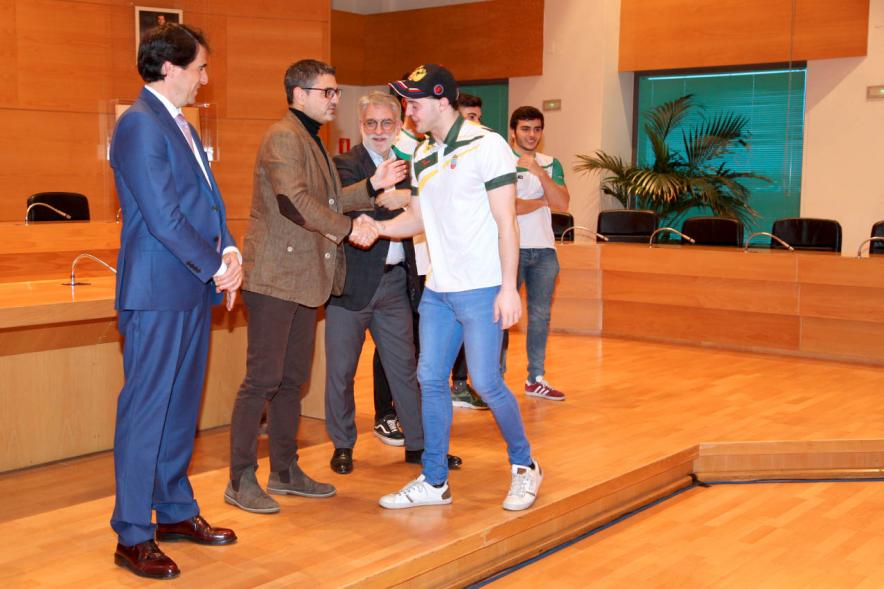 Recepción del Equipo de Natación - Imagen del saludo del alcalde Sánchez Acera junto con  las personalidades de la Federación de Natación,  a un nadador.
