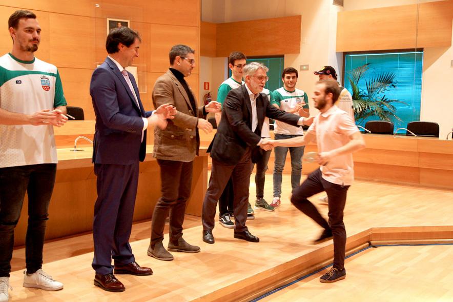 Recepción del Equipo de Natación - Imagen del saludo del alcalde Sánchez Acera junto con  las personalidades de la Federación de Natación,  a Ignacio Lázaro, entrenador del equipo de natación. 