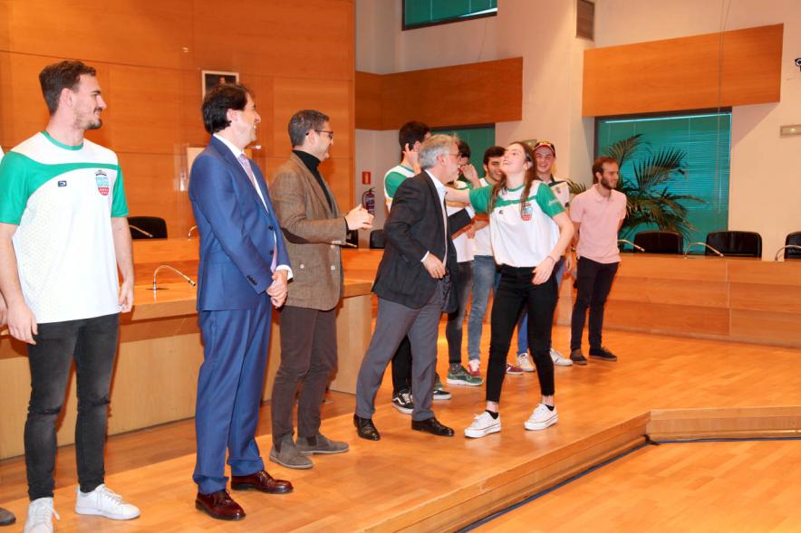 Recepción del Equipo de Natación - Imagen del saludo de las personalidades federativas de natación a los componentes del equipo.  