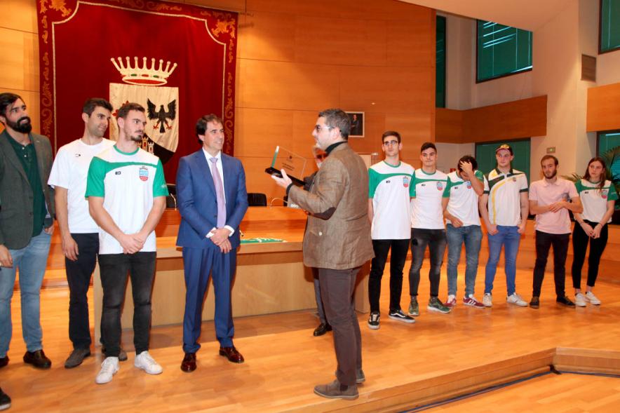 Recepción del Equipo de Natación - Imagen del alcalde Sánchez Acera dirigiéndose a los  nadadores y directivos.