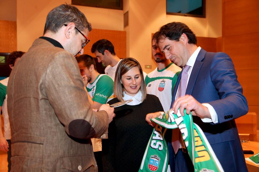 Recepción del Equipo de Natación -  El Presidente del Club de Natación entrega a entrega la bufanda  del equipo  al alcalde Sánchez Acera y a la concejal de deportes.