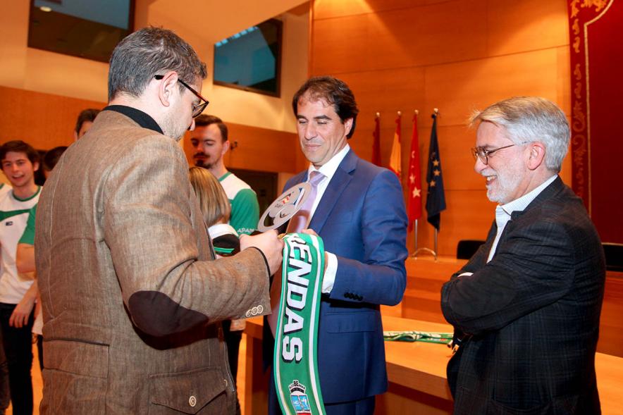 Recepción del Equipo de Natación -  El Presidente del Club de Natación entrega a entrega la bufanda  del equipo  al alcalde Sánchez Acera.