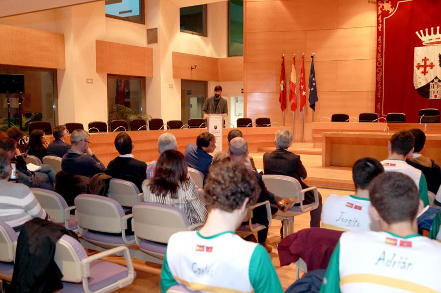 Recepción del Equipo de Natación - Plano posterior del equipo de natación, al fondo en el atril el entrenador.