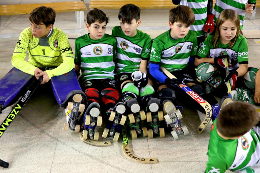 Parte del equipo infantil sentado en el suelo