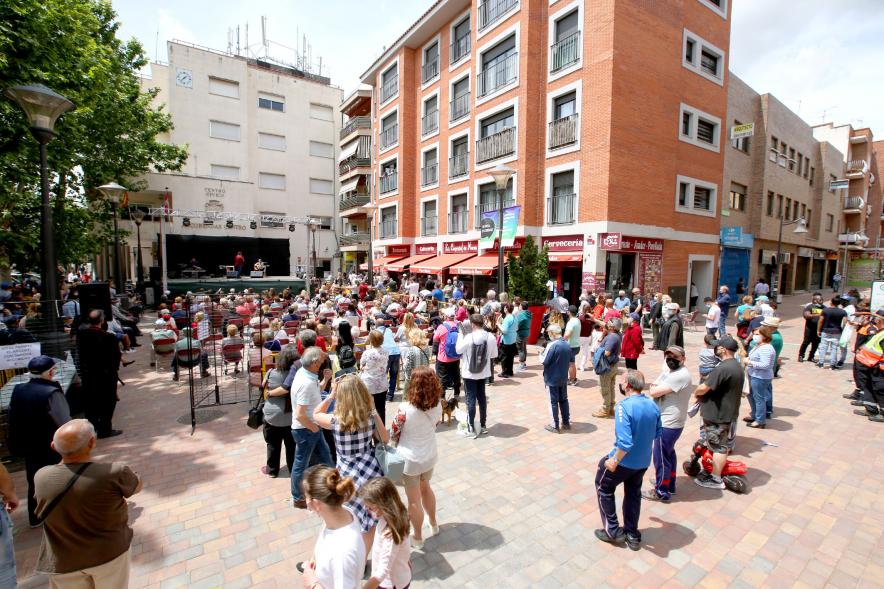 Vista de la plaza con escenario al fondo
