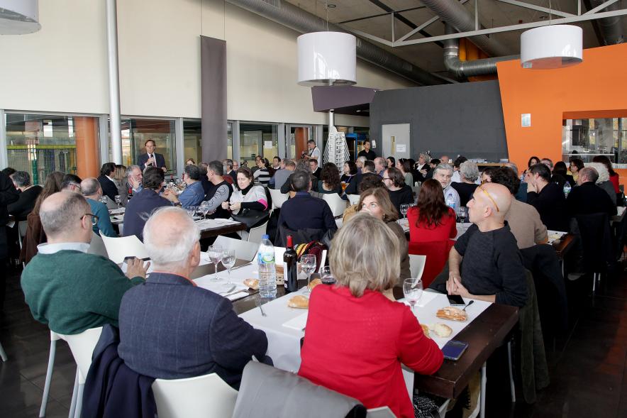 Presentación e Inauguración Exposición 25 Aniversario Colección de Fotografía de Alcobendas - Imagen de un momento del almuerzo, el alcalde García de Vinuesa dirigiendo una palabras a los comensales.