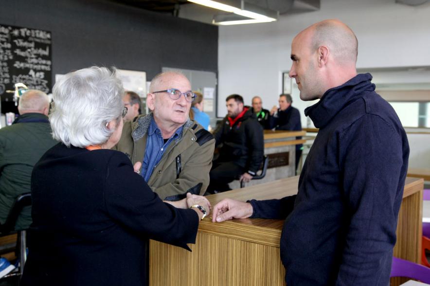 Presentación e Inauguración Exposición 25 Aniversario Colección de Fotografía de Alcobendas - Imagen de tres personas charlando.