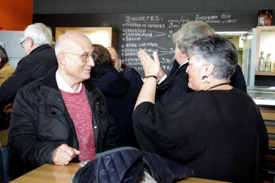 Presentación e Inauguración Exposición 25 Aniversario Colección de Fotografía de Alcobendas - Imagen de varias personas charlando.