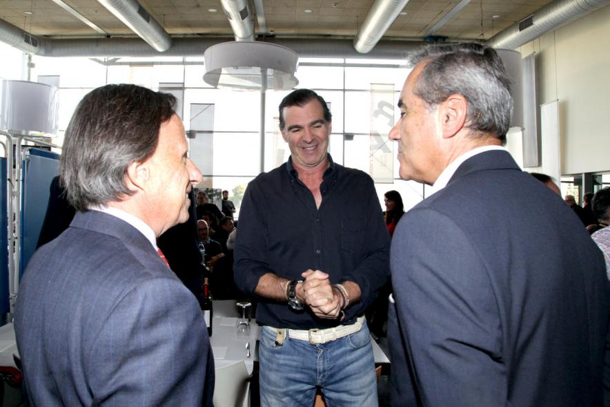 Presentación e Inauguración Exposición 25 Aniversario Colección de Fotografía de Alcobendas - Imagen del alcalde García de Vinuesa charlando con personas asistentes al almuerzo.
