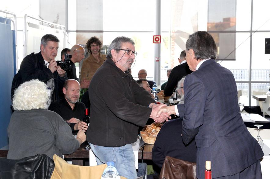 Presentación e Inauguración Exposición 25 Aniversario Colección de Fotografía de Alcobendas - Imagen del alcalde García de Vinuesa con otras autoridades saludando mesa por mesa a los comensales.