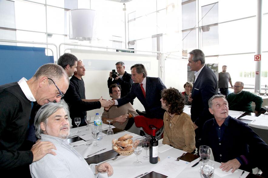 Presentación e Inauguración Exposición 25 Aniversario Colección de Fotografía de Alcobendas - Imagen del alcalde García de Vinuesa con otras autoridades saludando mesa por mesa a los comensales.