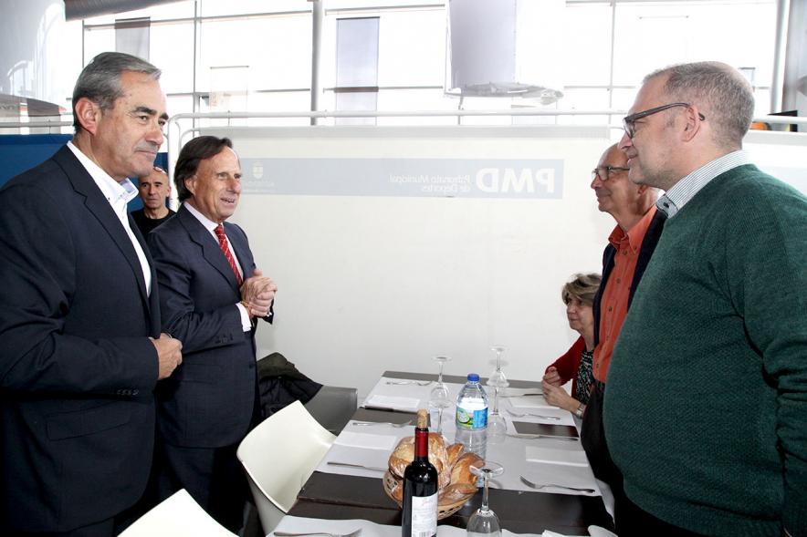 Presentación e Inauguración Exposición 25 Aniversario Colección de Fotografía de Alcobendas - Imagen del alcalde García de Vinuesa charlando con personas asistentes al almuerzo.
