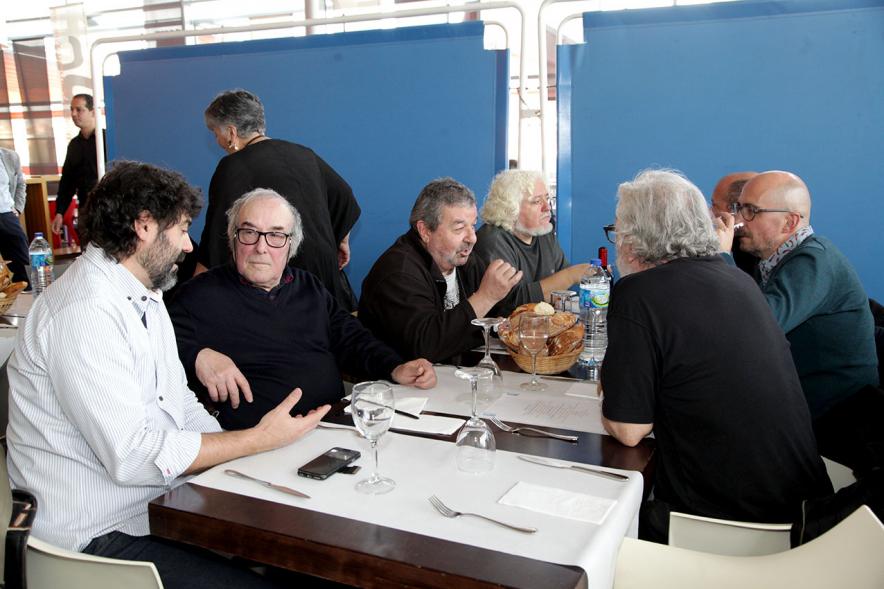 Presentación e Inauguración Exposición 25 Aniversario Colección de Fotografía de Alcobendas - Imagen de los comensales de una mesa charlando entre ellos.