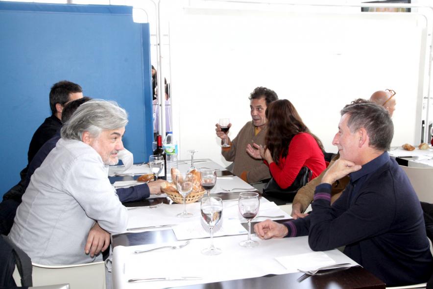 Presentación e Inauguración Exposición 25 Aniversario Colección de Fotografía de Alcobendas - Imagen de los comensales de una mesa charlando entre ellos.