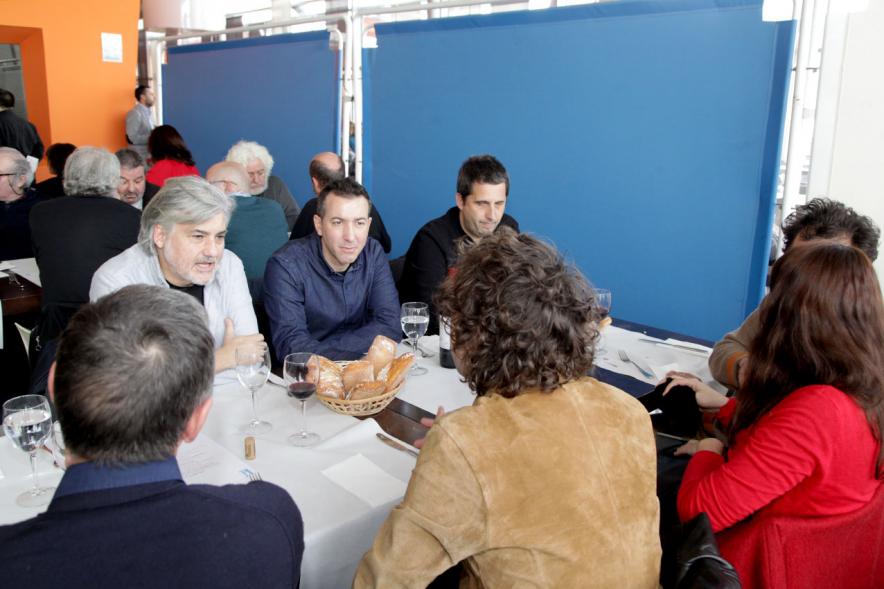 Presentación e Inauguración Exposición 25 Aniversario Colección de Fotografía de Alcobendas - Imagen de los comensales de una mesa charlando entre ellos.