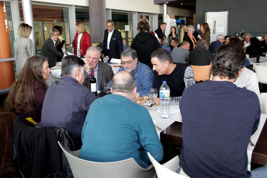 Presentación e Inauguración Exposición 25 Aniversario Colección de Fotografía de Alcobendas - Imagen de los comensales de una mesa charlando entre ellos.