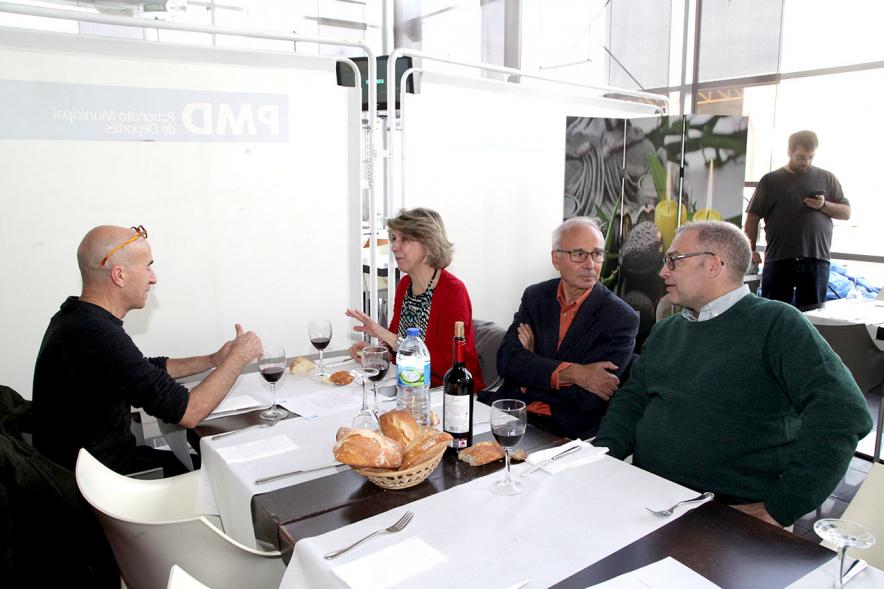 Presentación e Inauguración Exposición 25 Aniversario Colección de Fotografía de Alcobendas - Imagen de los comensales de una mesa charlando entre ellos.
