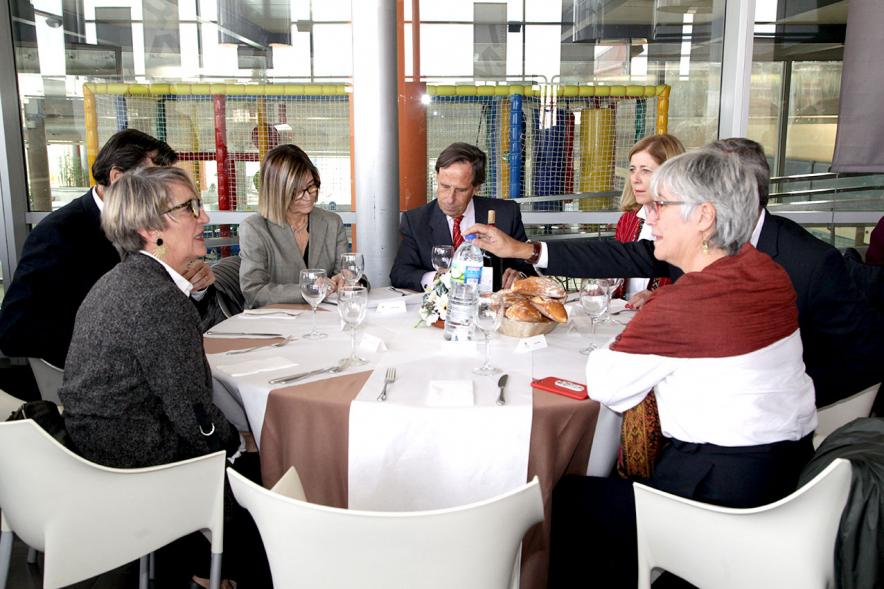 Presentación e Inauguración Exposición 25 Aniversario Colección de Fotografía de Alcobendas - Imagen del alcalde García de Vinuesa con otras autoridades en un momento del almuerzo.
