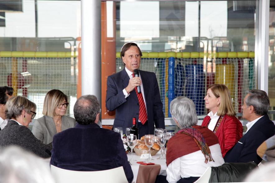 Presentación e Inauguración Exposición 25 Aniversario Colección de Fotografía de Alcobendas - Imagen del alcalde García de Vinuesa dirigiéndose a las personas asistentes al almuerzo.