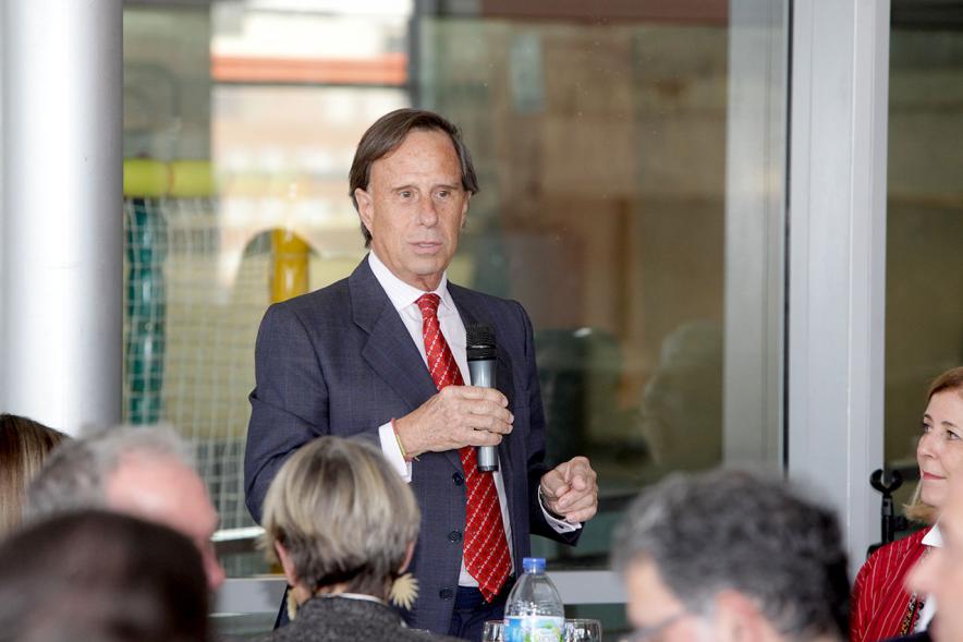 Presentación e Inauguración Exposición 25 Aniversario Colección de Fotografía de Alcobendas - Imagen del alcalde García de Vinuesa dirigiéndose a las personas asistentes al almuerzo.