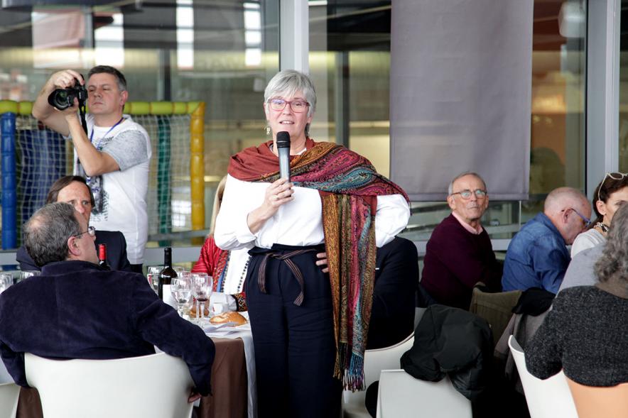 Presentación e Inauguración Exposición 25 Aniversario Colección de Fotografía de Alcobendas - Imagen de un momento del almuerzo, una mujer dirigiendo una palabras a los comensales.