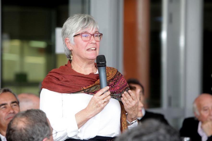 Presentación e Inauguración Exposición 25 Aniversario Colección de Fotografía de Alcobendas - Imagen de un momento del almuerzo, una mujer dirigiendo una palabras a los comensales.