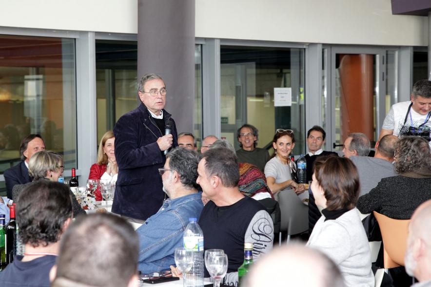 Presentación e Inauguración Exposición 25 Aniversario Colección de Fotografía de Alcobendas - Imagen de un momento del almuerzo, un hombre dirigiendo unas palabras a los comensales.
