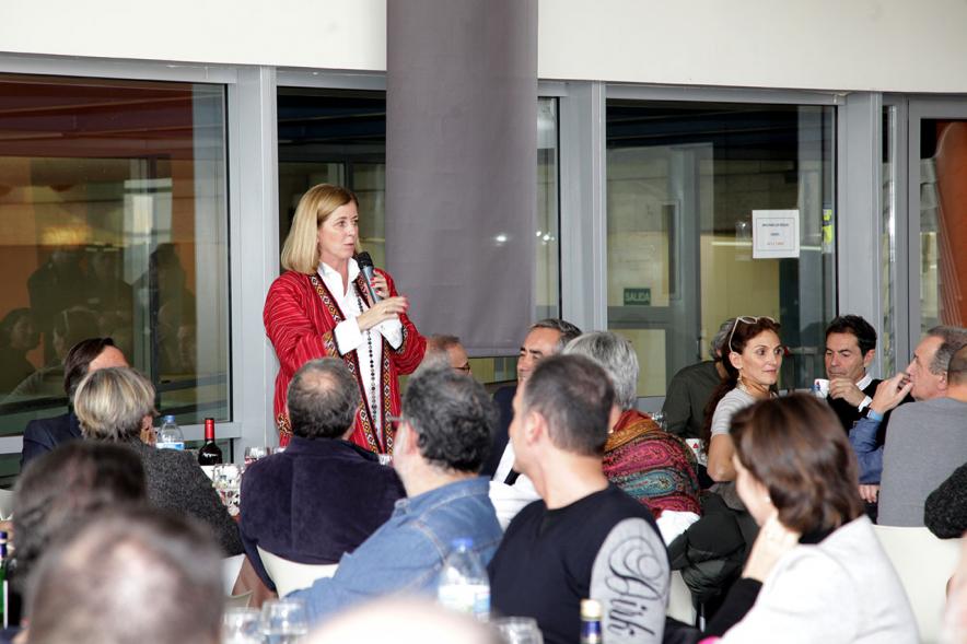 Presentación e Inauguración Exposición 25 Aniversario Colección de Fotografía de Alcobendas - Imagen de un momento del almuerzo, una mujer dirigiendo una palabras a los comensales.