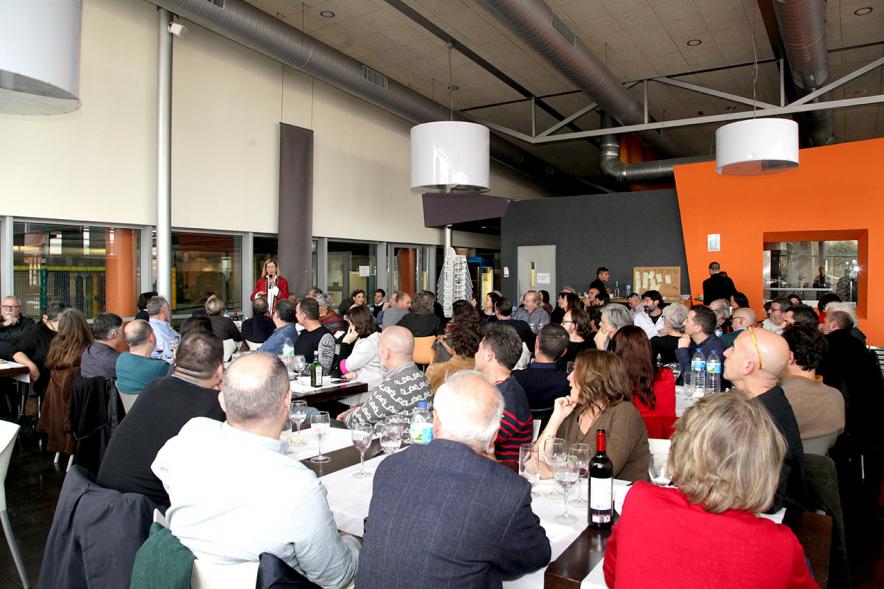 Presentación e Inauguración Exposición 25 Aniversario Colección de Fotografía de Alcobendas - Imagen de un momento del almuerzo, una mujer dirigiendo una palabras a los comensales.
