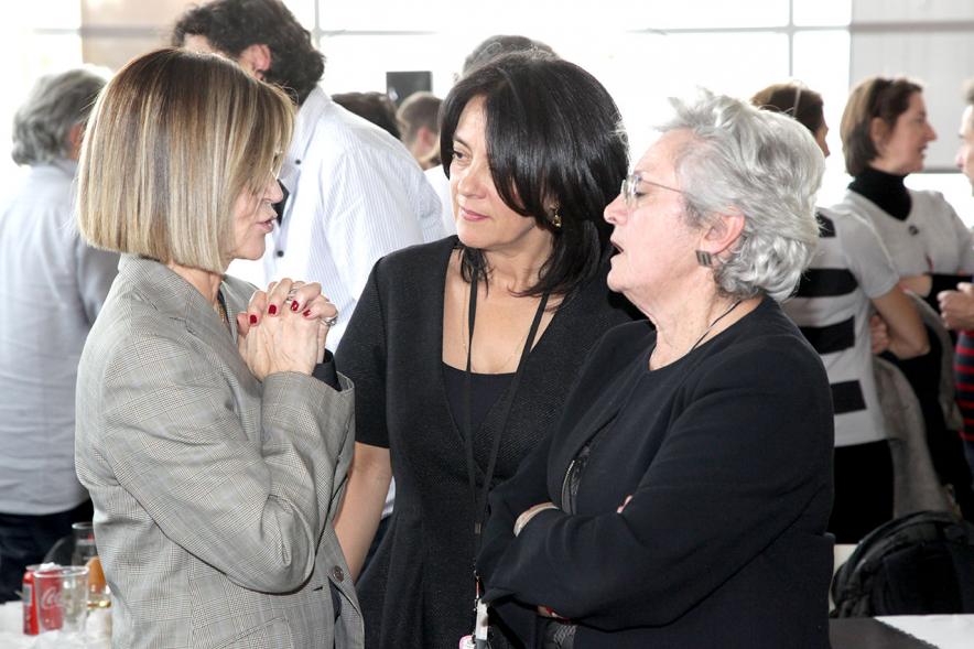 Presentación e Inauguración Exposición 25 Aniversario Colección de Fotografía de Alcobendas - Imagen de unas comensales charlando.