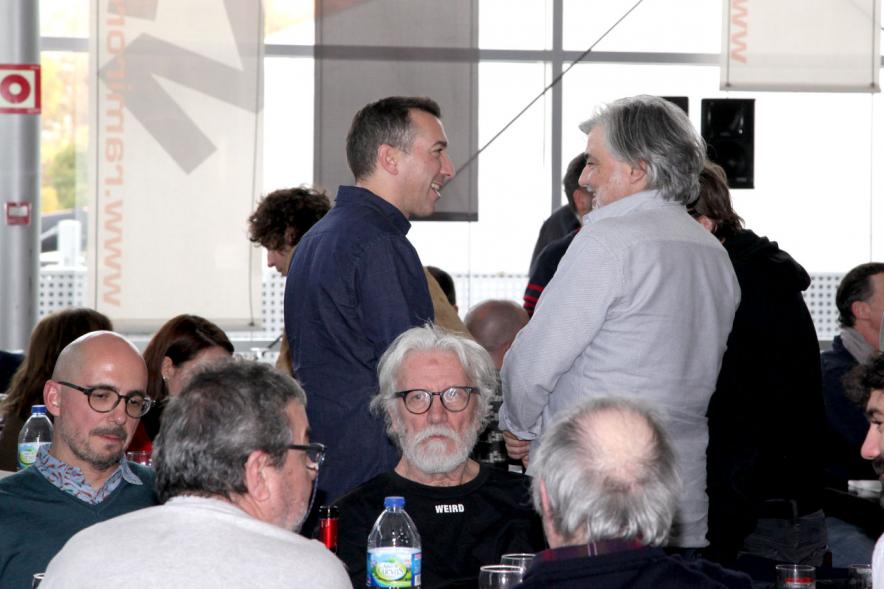 Presentación e Inauguración Exposición 25 Aniversario Colección de Fotografía de Alcobendas - Imagen de varias personas charlando.