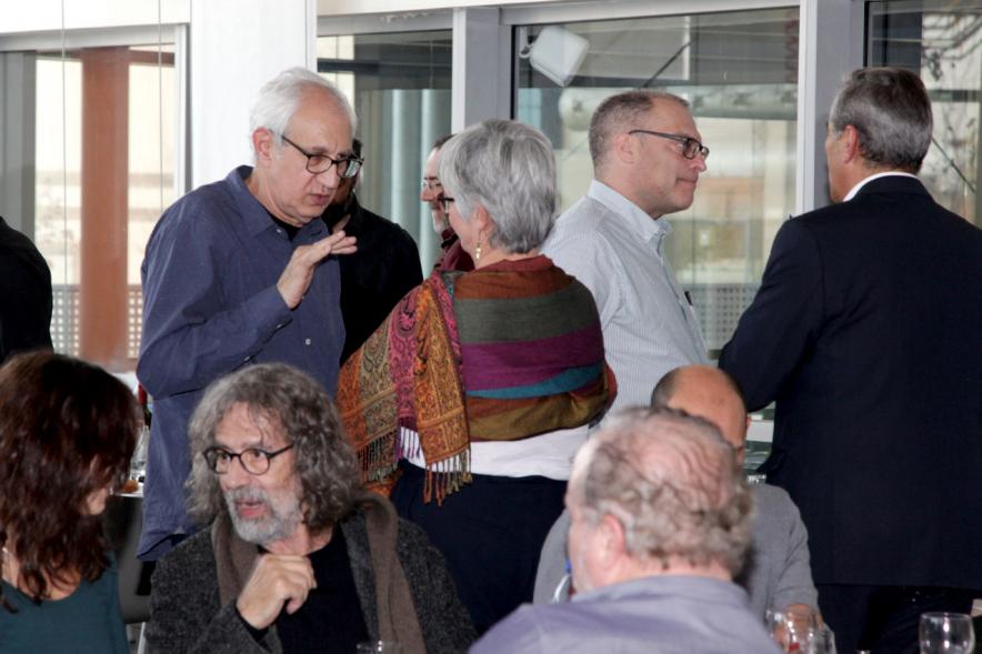 Presentación e Inauguración Exposición 25 Aniversario Colección de Fotografía de Alcobendas - Imagen de varias personas charlando.