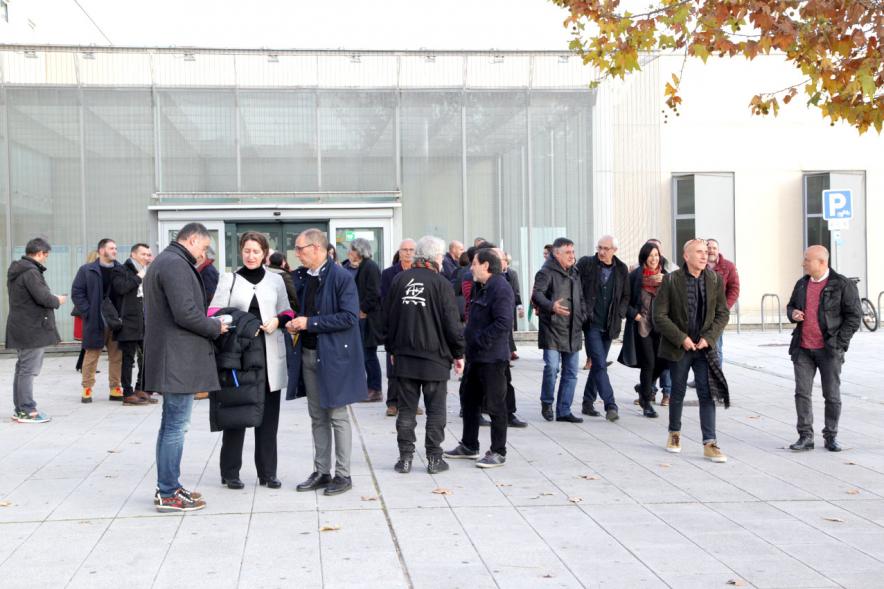 Presentación e Inauguración Exposición 25 Aniversario Colección de Fotografía de Alcobendas - Imagen de varios grupos de  personas charlando en el exterior.