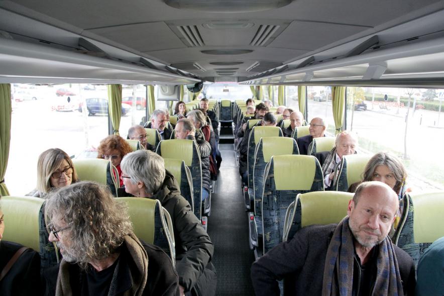 Presentación e Inauguración Exposición 25 Aniversario Colección de Fotografía de Alcobendas - Imagen de varias persona en el interior de un autobús.