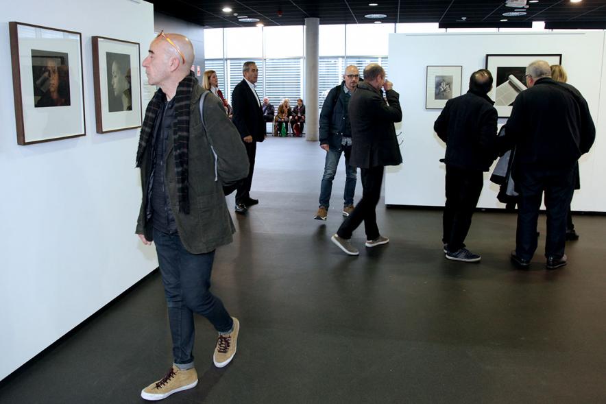 Presentación e Inauguración Exposición 25 Aniversario Colección de Fotografía de Alcobendas - Imagen de varios artistas recorriendo las salas del Centro de Arte de Alcobendas donde pueden ver sus obras expuestas.