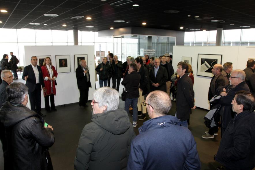 Presentación e Inauguración Exposición 25 Aniversario Colección de Fotografía de Alcobendas - Imagen de una varias personas ya en el interior del museo.