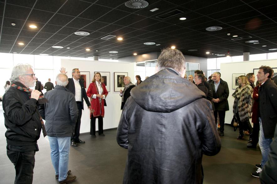 Presentación e Inauguración Exposición 25 Aniversario Colección de Fotografía de Alcobendas - Imagen de una varias personas ya en el interior del museo.