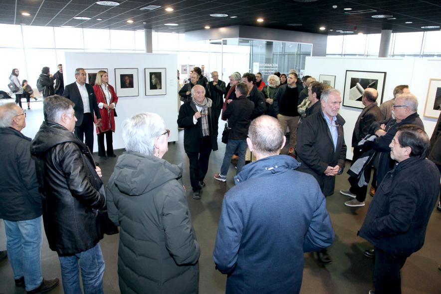 Presentación e Inauguración Exposición 25 Aniversario Colección de Fotografía de Alcobendas - Imagen de una de las autoridades asistentes al aniversario diciendo unas palabras en presencia del alcalde García de Vinuesa y otras autoridades.